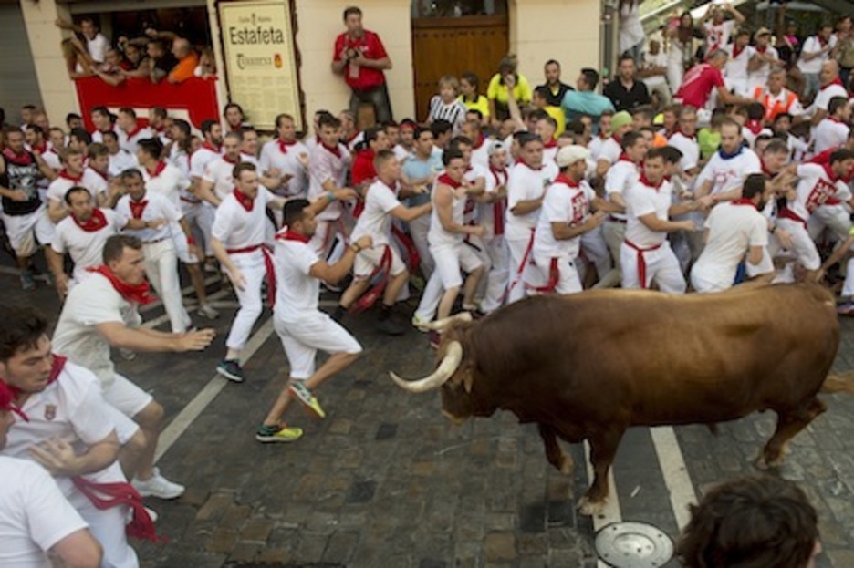 Uno de los toros rezagados, girado en el tramo final de Estafeta. (Iñigo URIZ/ARGAZKI PRESS) Uno de los toros rezagados, girado en el tramo final de Estafeta. (Iñigo URIZ/ARGAZKI PRESS)