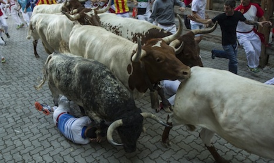 Un astado rezagado se encara a los corredores cerca de Telefónica. (Iñigo URIZ/ARGAZKI PRESS) Un astado rezagado se encara a los corredores cerca de Telefónica. (Iñigo URIZ/ARGAZKI PRESS)
