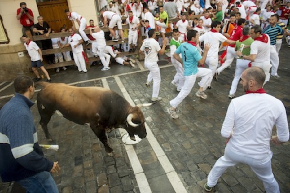 Un astado rezagado se encara con los corredores cerca de Telefónica (Iñigo URIZ/ARGAZKI PRESS) Un astado rezagado se encara con los corredores cerca de Telefónica (Iñigo URIZ/ARGAZKI PRESS)