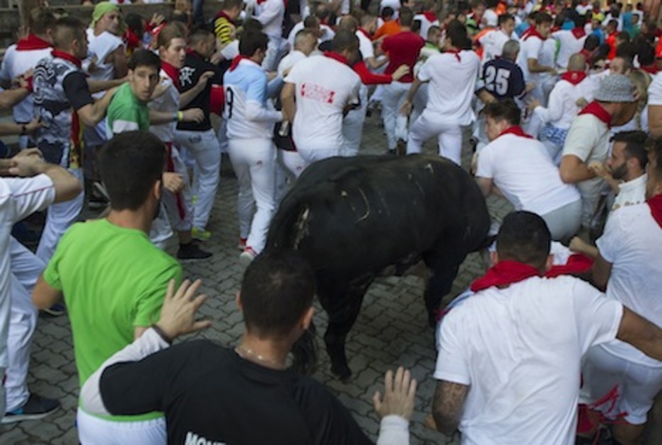 Uno de los cuatro toros sueltos embiste a un corredor en el callejón. (Jagoba MANTEROLA/ARGAZKI PRESS) Uno de los cuatro toros sueltos embiste a un corredor en el callejón. (Jagoba MANTEROLA/ARGAZKI PRESS)