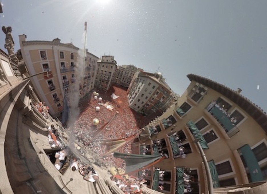 Curiosa imagen del cohete del cohete subiendo al cielo. (OPABINIA FILMS/IRUÑEKO UDALA) Curiosa imagen del cohete del cohete subiendo al cielo. (OPABINIA FILMS/IRUÑEKO UDALA)