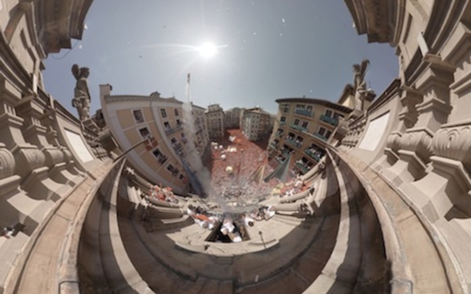 Otra perspectiva del mismo momento tomada desde la misma Casa Consistorial. (OPABINIA FILMS/IRUÑEKO UDALA) Otra perspectiva del mismo momento tomada desde la misma Casa Consistorial. (OPABINIA FILMS/IRUÑEKO UDALA)