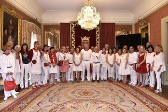 Un momento de la recepción en el Consistorio a los representantes de Baiona.