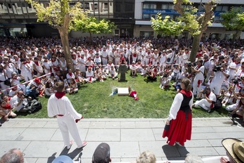 Dantzaris, antes de bailar el aurresku ante la estela de Germán Rodríguez. (Iñigo URIZ / ARGAZKI PRESS)