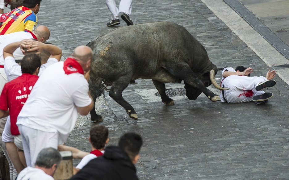 Atzean geratu den zezen batek eragin ditu arrisku uneak. (Jagoba MANTEROLA/ARGAZKI PRESS)
