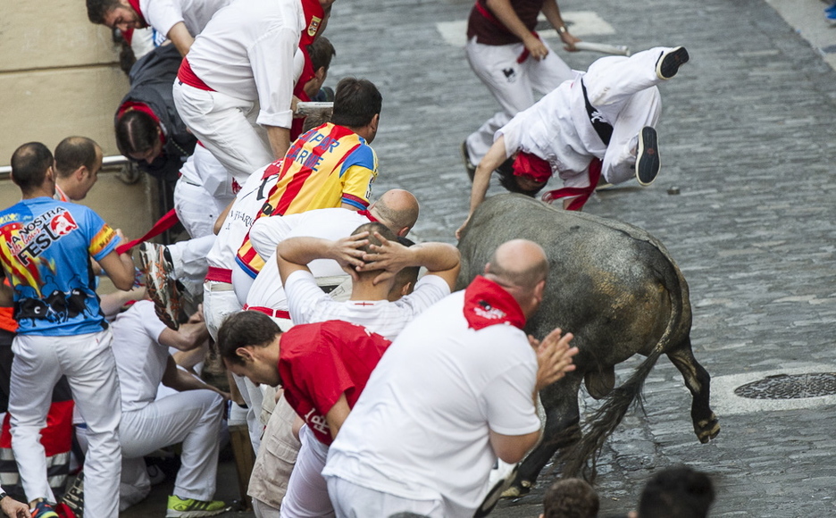 Guztira 14 pertsona ospitaleratu behar izan dituzte. (Jagoba MANTEROLA/ARGAZKI PRESS)