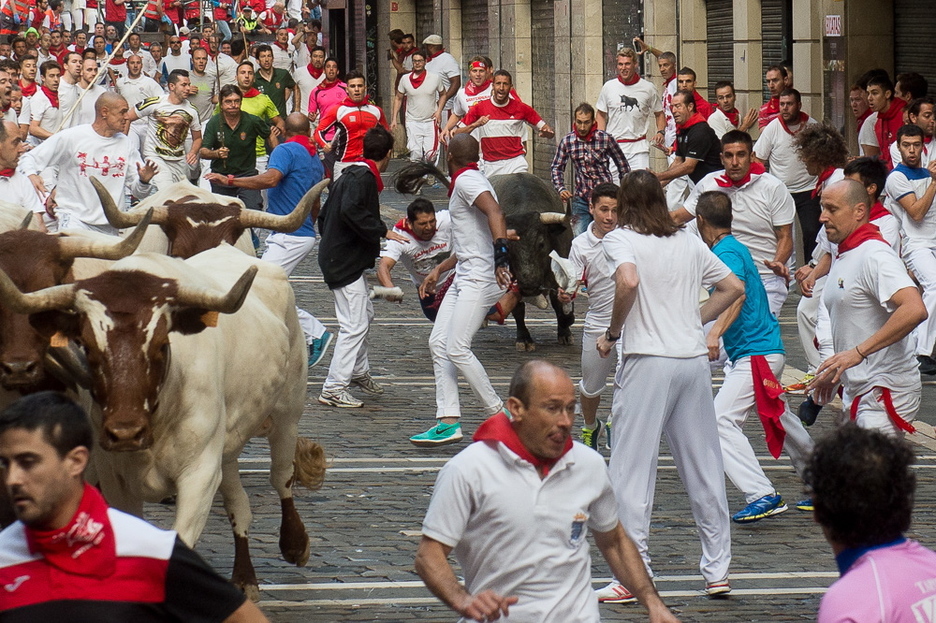 Merkaderes kalea, korrikalariz betea. (Iñigo URIZ/ARGAZKI PRESS)