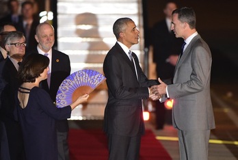 Apretón de manos entre Barack Obama y Felipe de Borbón. (Pierre-Philippe MARCOU/AFP)