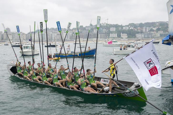 Hondarribiako arraunlariak, asteburuko bigarren garaipena ospatzen. (Juan Carlos RUIZ/ARGAZKI PRESS)