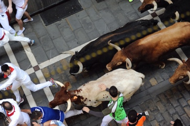 La manada avanza a toda velocidad por Estafeta. (Jon URBE/ARGAZKI PRESS)