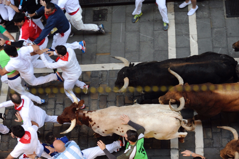 Los mozos intentan correr ante los astados a pesar de su gran velocidad. (Jon URBE/ARGAZKI PRESS) Los mozos intentan correr ante los astados a pesar de su gran velocidad. (Jon URBE/ARGAZKI PRESS)