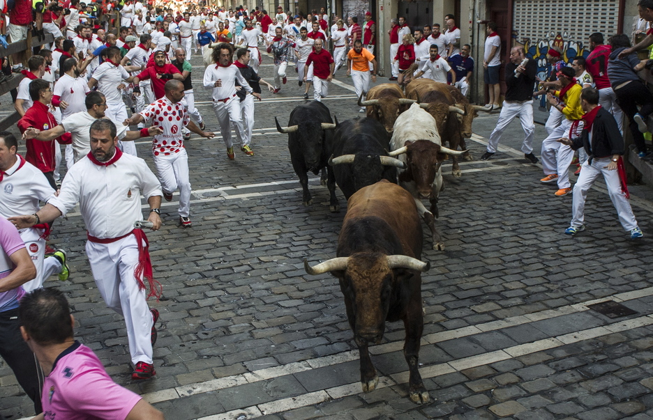 La torada se aproxima a la curva de Estafeta. (Jagoba MANTEROLA/ARGAZKI PRESS) La torada se aproxima a la curva de Estafeta. (Jagoba MANTEROLA/ARGAZKI PRESS)