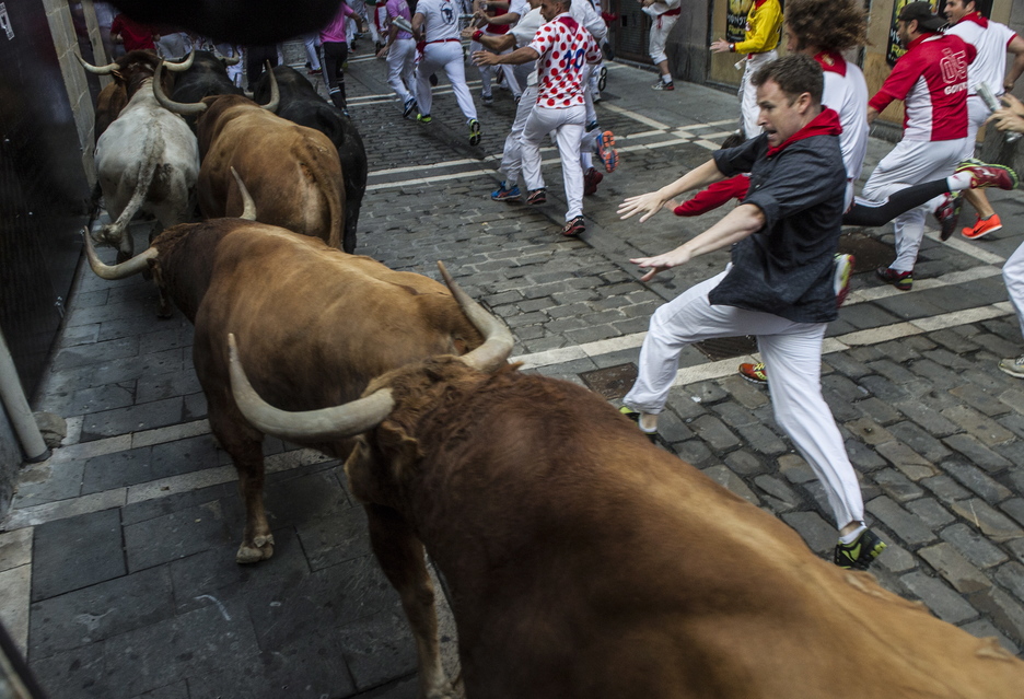 Los astados cogen prácticamente en fila india la curva. (Jagoba MANTEROLA/ARGAZKI PRESS) Los astados cogen prácticamente en fila india la curva. (Jagoba MANTEROLA/ARGAZKI PRESS)