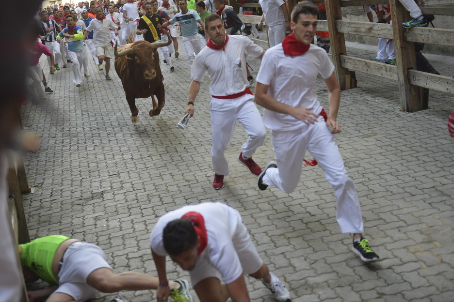 El toro colorado que se había caído en la bajada del callejón enfila hacia la plaza solo. (Idoia ZABALETA/ARGAZKI PRESS) El toro colorado que se había caído en la bajada del callejón enfila hacia la plaza solo. (Idoia ZABALETA/ARGAZKI PRESS)
