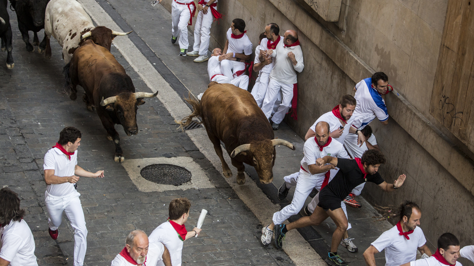 Momento de tensión al paso de la manada en Santo Domingo. (Lander ARROYABE/ARGAZKI PRESS)