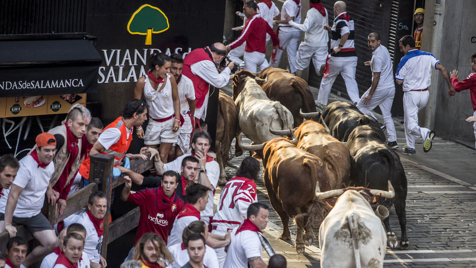 Los seis astados avanzan por Mercaderes. (Lander ARROYABE/ARGAZKI PRESS)
