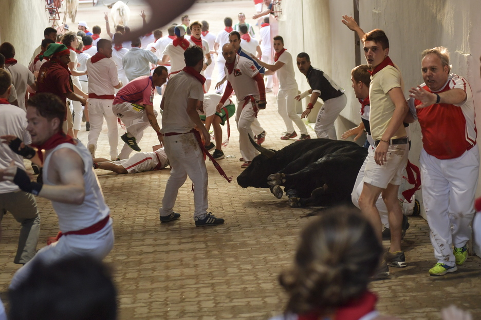 El astado negro queda tendido en el callejón y le ha costado levantarse. (Idoia ZABALETA/ARGAZKI PRESS) El astado negro queda tendido en el callejón y le ha costado levantarse. (Idoia ZABALETA/ARGAZKI PRESS)