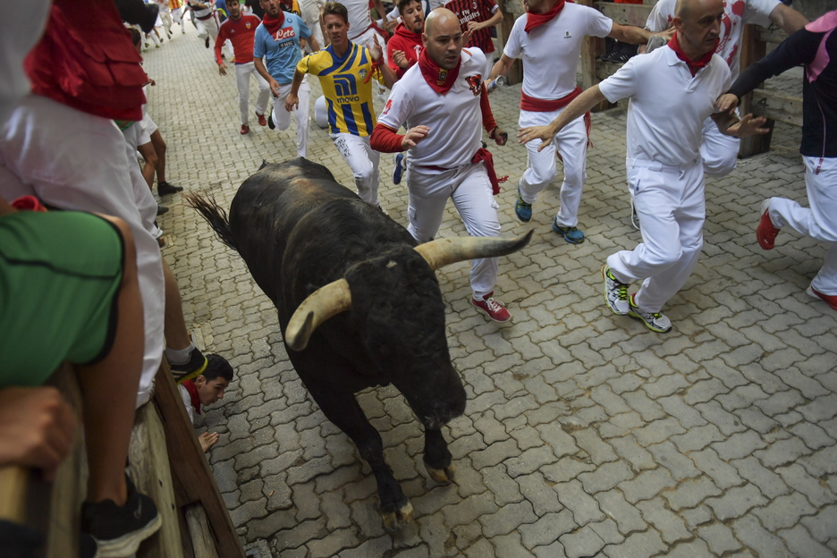 El toro negro enfila en solitario el callejón. (Idoia ZABALETA/ARGAZKI PRESS) El toro negro enfila en solitario el callejón. (Idoia ZABALETA/ARGAZKI PRESS)