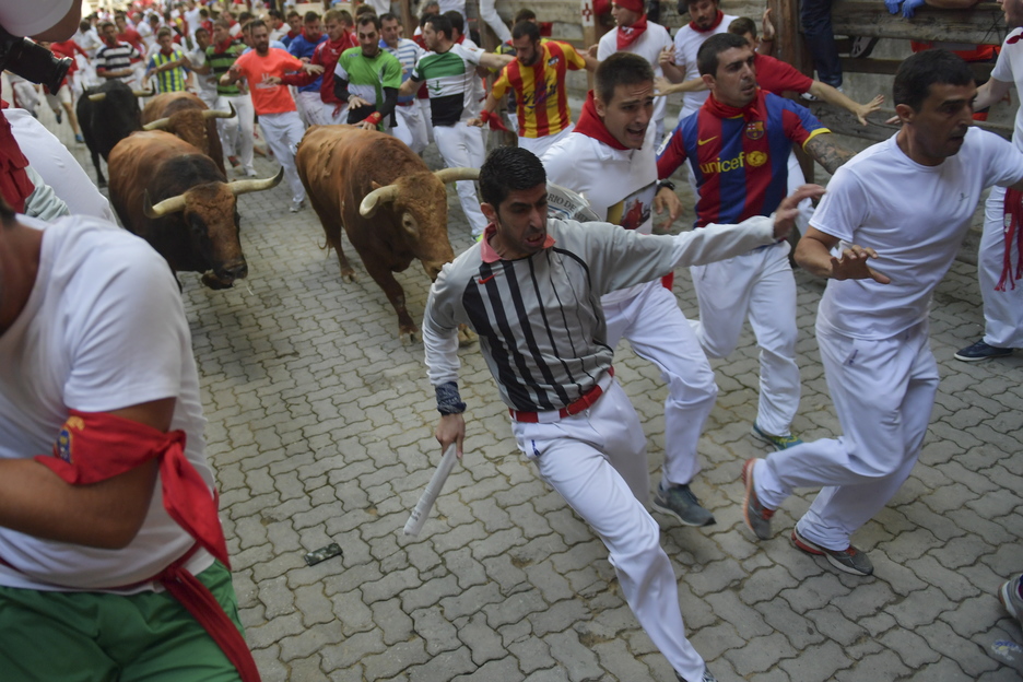 Bonitas carreras al paso de la manada por el callejón. (Idoia ZABALETA/ARGAZKI PRESS) Bonitas carreras al paso de la manada por el callejón. (Idoia ZABALETA/ARGAZKI PRESS)