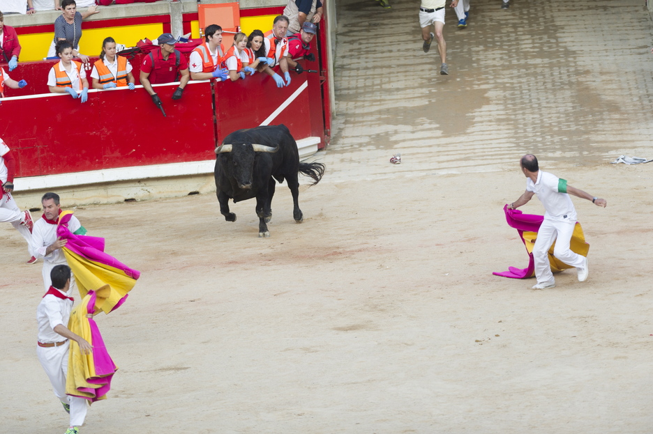 El morlaco negro entra en la plaza tras pasar por un momento difícil en el callejón. (Gorka RUBIO/ARGAZKI PRESS) El morlaco negro entra en la plaza tras pasar por un momento difícil en el callejón. (Gorka RUBIO/ARGAZKI PRESS)