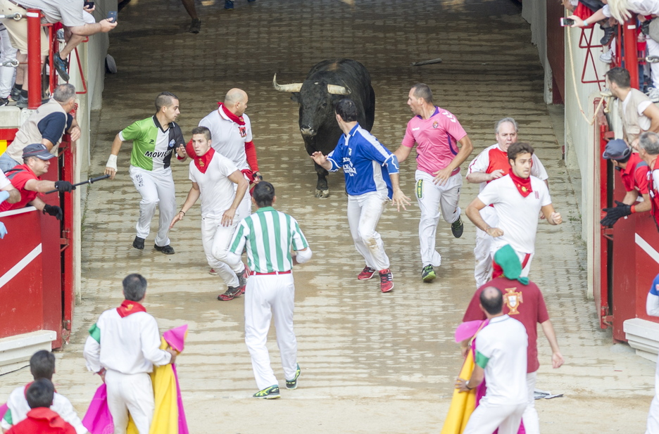 Varios mozos llevan al astado que se había caído. (Gorka RUBIO/ARGAZKI PRESS) Varios mozos llevan al astado que se había caído. (Gorka RUBIO/ARGAZKI PRESS)