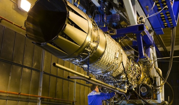 Un operario de ITP trabaja en una turbina. (ITP.ES)