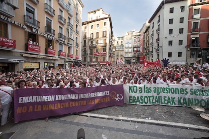 Multitudinaria concentración en la plaza del Ayuntamiento tras conocerse la denuncia de violación de la joven madrileña. (Iñigo URIZ/ARGAZKI PRESS)
