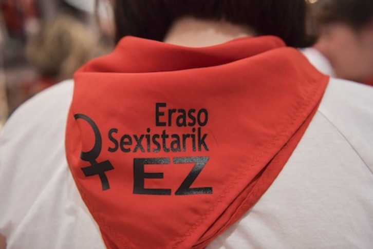 Pañuelo sanferminero en contra de las agresiones sexistas. (Idoia ZABALETA/ARGAZKI PRESS)