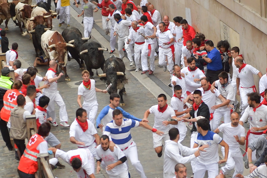 La manada sube por Santo Domingo, con el toro burraco abriendo ya camino. (Idoia ZABALETA/ARGAZKI PRESS) La manada sube por Santo Domingo, con el toro burraco abriendo ya camino. (Idoia ZABALETA/ARGAZKI PRESS)