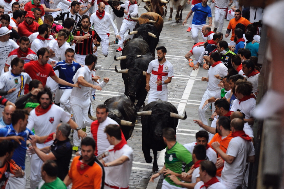 Los seis toros de Victoriano del Río avanzan en fila por Estafeta. (Jon URBE/ARGAZKI PRESS) Los seis toros de Victoriano del Río avanzan en fila por Estafeta. (Jon URBE/ARGAZKI PRESS)