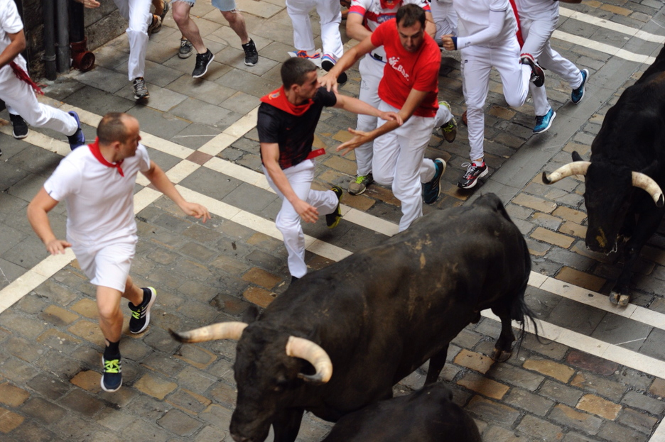 Los corredores intentan seguir el rápido ritmo de los toros. (Jon URBE/ARGAZKI PRESS) Los corredores intentan seguir el rápido ritmo de los toros. (Jon URBE/ARGAZKI PRESS)