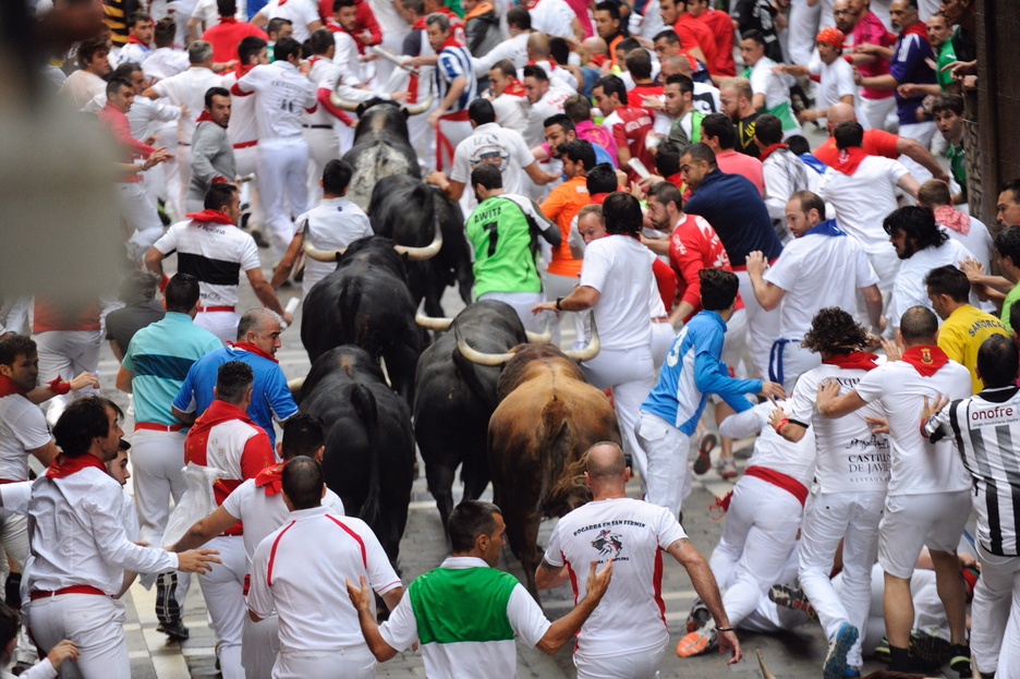 La torada avanza rodeada de corredores. (Jon URBE/ARGAZKI PRESS) La torada avanza rodeada de corredores. (Jon URBE/ARGAZKI PRESS)