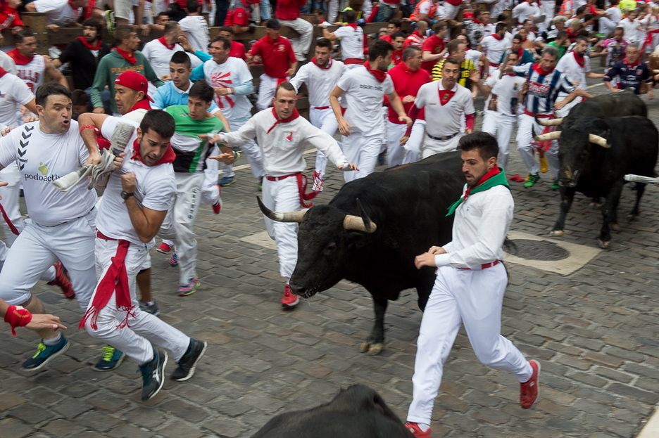Un mozo esquiva las astas de uno de los morlacos negros. (Iñigo URIZ/ARGAZKI PRESS) Un mozo esquiva las astas de uno de los morlacos negros. (Iñigo URIZ/ARGAZKI PRESS)
