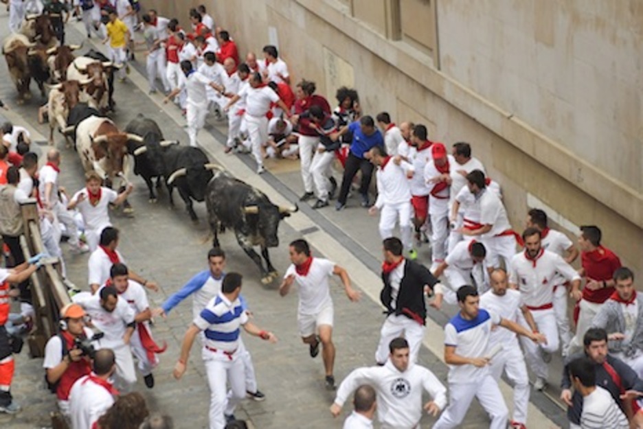 Tres toros abren la manada en el último tramo de Santo Domingo. (Idoia ZABALETA/ARGAZKI PRESS) Tres toros abren la manada en el último tramo de Santo Domingo. (Idoia ZABALETA/ARGAZKI PRESS)
