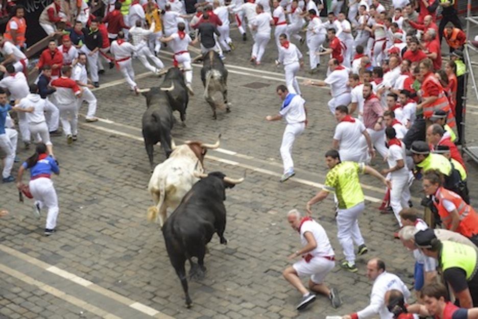 La manada estirada a su paso por la plaza Consistorial. (Idoia ZABALETA/ARGAZKI PRES) La manada estirada a su paso por la plaza Consistorial. (Idoia ZABALETA/ARGAZKI PRES)