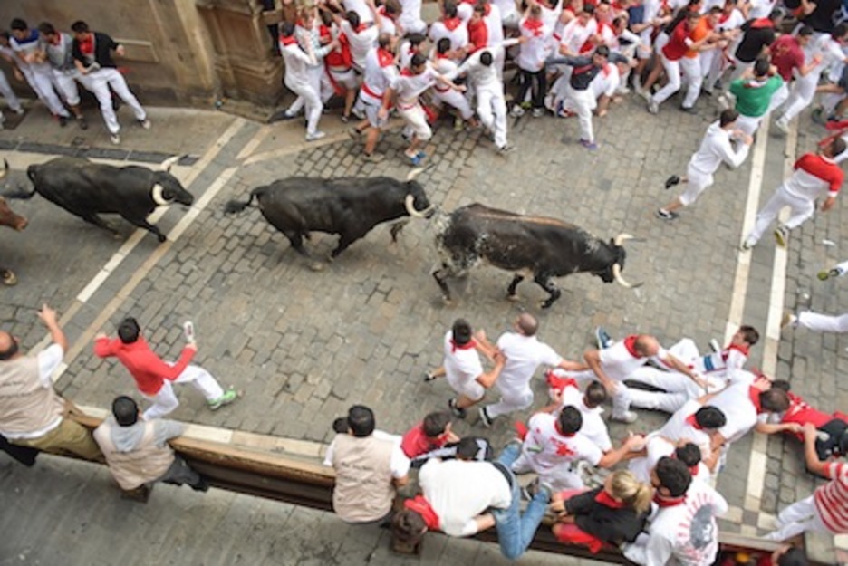 Tres toros en fila culminan el ascenso de la cuesta de Santo Domingo. (Idoia ZABALETA/ARGAZKI PRESS) Tres toros en fila culminan el ascenso de la cuesta de Santo Domingo. (Idoia ZABALETA/ARGAZKI PRESS)