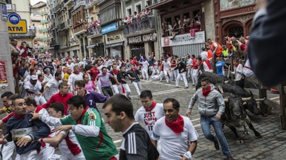 Los astados de Victoriano del Río intentan frenar al llegar a la curva de Estafeta. (Lander ARROYABE/ARGAZKI PRESS)