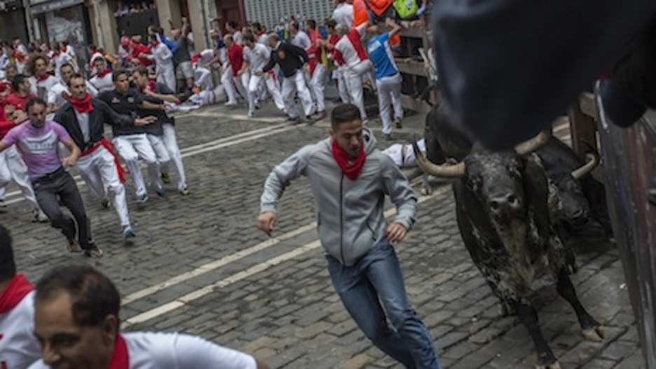El astado burraca se recupera del impacto y se prepara para salir corriendo. (Lander ARROYABE/ARGAZKI PRESS)