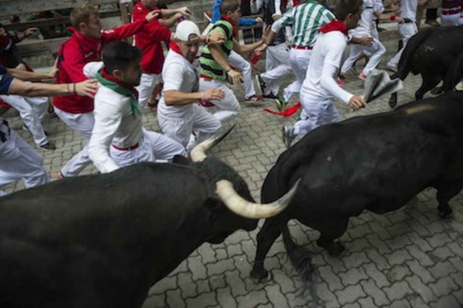 Los corredores acompañan a los astados. (Jagoba MANTEROLA/ARGAZKI PRESS) Los corredores acompañan a los astados. (Jagoba MANTEROLA/ARGAZKI PRESS)