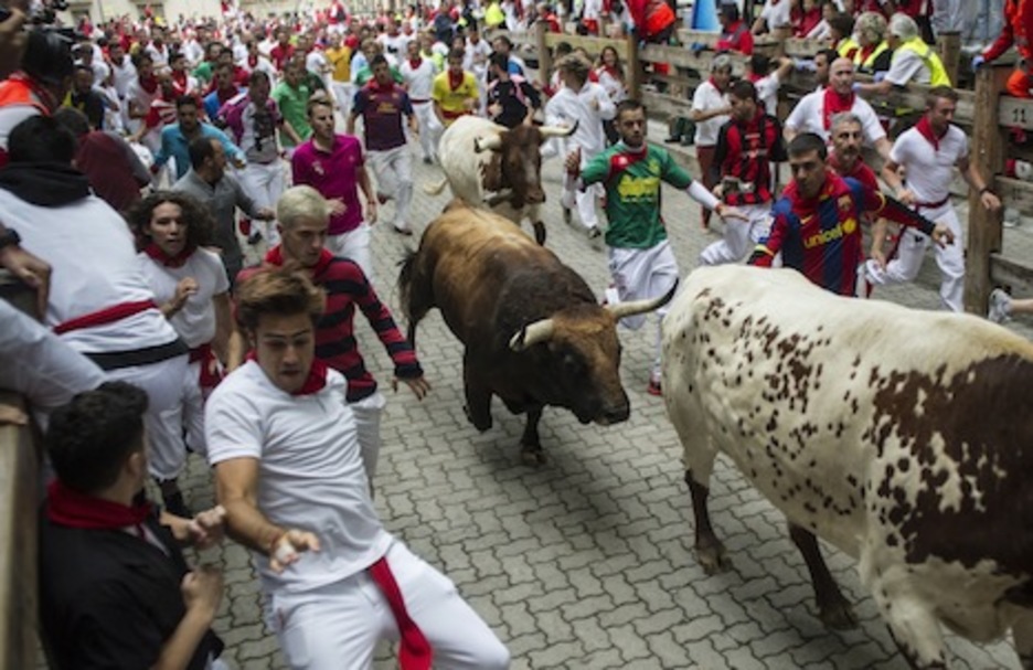 El morlaco castaño cierra la manada tras caerse poco antes. (Jagoba MANTEROLA/ARGAZKI PRESS) El morlaco castaño cierra la manada tras caerse poco antes. (Jagoba MANTEROLA/ARGAZKI PRESS)