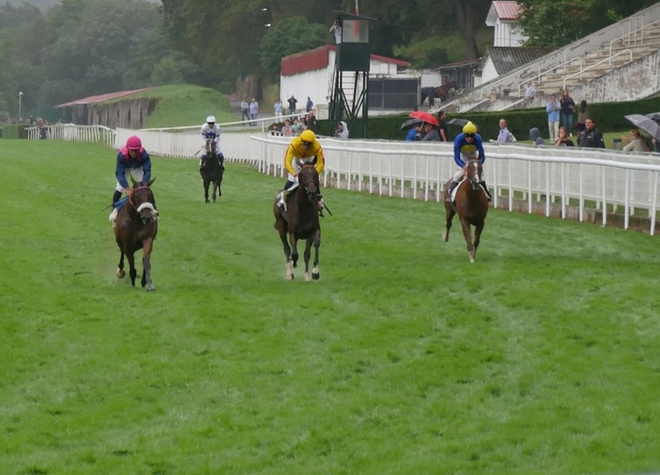 Carrera en el hipódromo este lunes. (Gotzon ARANBURU)