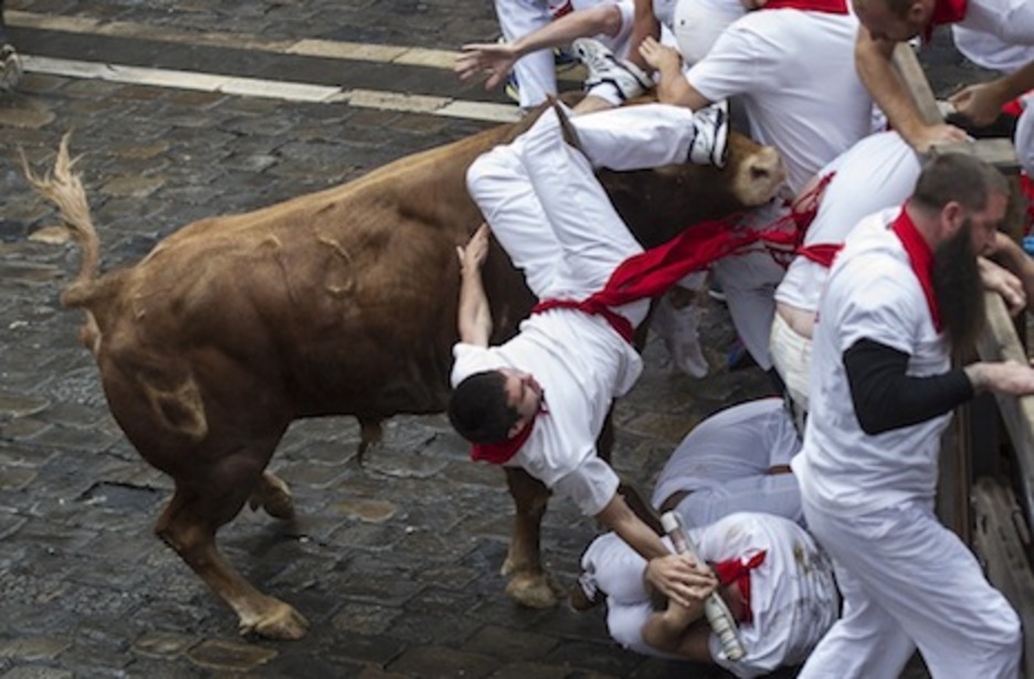 Un corredor es volteado por Ilustrado en la plaza Consistorial. (Jagoba MANTEROLA/ARGAZKI PRESS) Un corredor es volteado por Ilustrado en la plaza Consistorial. (Jagoba MANTEROLA/ARGAZKI PRESS)