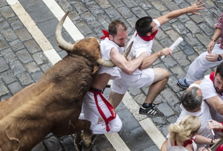 El morlado colorado pasa el cuerno derecho por debajo del brazo del corredor. (Jagoba MANTEROLA/ARGAZKI PRESS) El morlado colorado pasa el cuerno derecho por debajo del brazo del corredor. (Jagoba MANTEROLA/ARGAZKI PRESS)