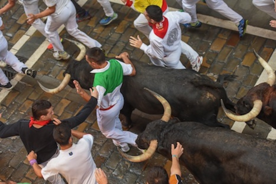 Un corredor apoya el brazo en uno de los morlacos. (Andoni CANELLADA/ARGAZKI PRESS) Un corredor apoya el brazo en uno de los morlacos. (Andoni CANELLADA/ARGAZKI PRESS)