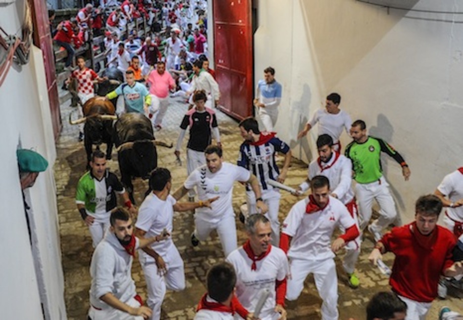 Los primeros toros de la manada entran en el callejón. (Gorka RUBIO/ARGAZKI PRESS) Los primeros toros de la manada entran en el callejón. (Gorka RUBIO/ARGAZKI PRESS)