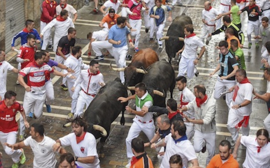 Cuatro astados se abren paso entre los corredores en Estafeta. (Andoni CANELLADA/ARGAZKI PRESS) Cuatro astados se abren paso entre los corredores en Estafeta. (Andoni CANELLADA/ARGAZKI PRESS)
