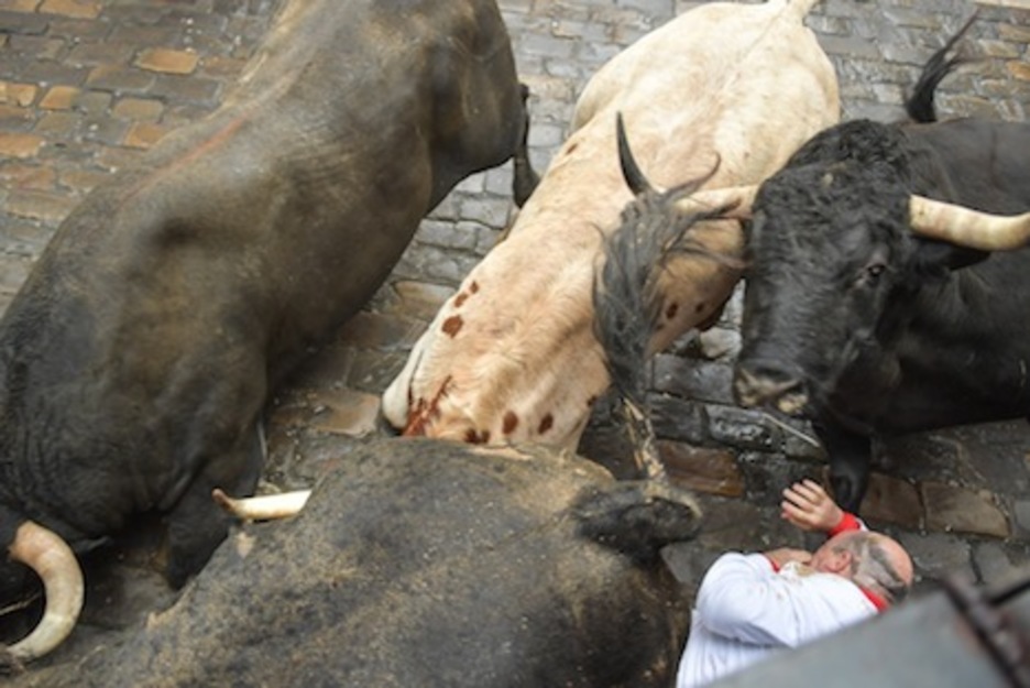 Tres toros y un manso ruedan por el húmedo adoquinado en la curva. (Idoia ZABALETA/ARGAZKI PRESS) Tres toros y un manso ruedan por el húmedo adoquinado en la curva. (Idoia ZABALETA/ARGAZKI PRESS)
