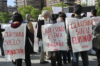 Protesta en Iruñea contra las cláusulas suelo. (Idoia ZABALETA / ARGAZKI PRESS)