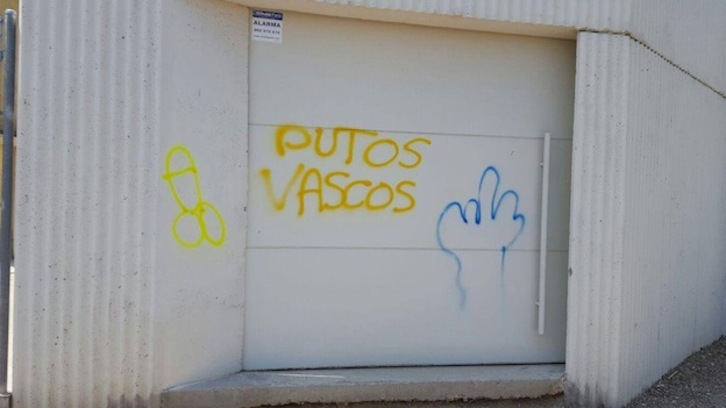 Algunas de las pintadas aparecidas en la ikastola Argia de Tutera.