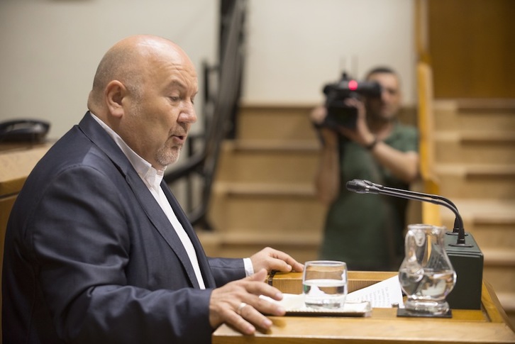 El parlamentario jeltzale Iñigo Iturrate, durante el debate de las enmiendas a la totalidad de la ley de víctimas policiales. (Jaizki FONTANEDA/ARGAZKI PRESS)